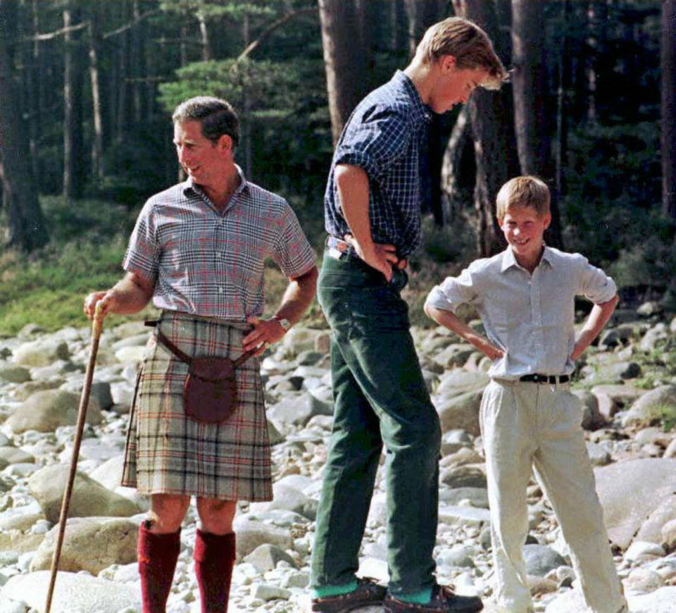 <p>En esta foto de 1997, los dos hermanos dan un paseo con su padre, el príncipe Carlos de Inglaterra, cerca del Castillo de Balmoral, en Escocia. (Foto: AFP). </p>
