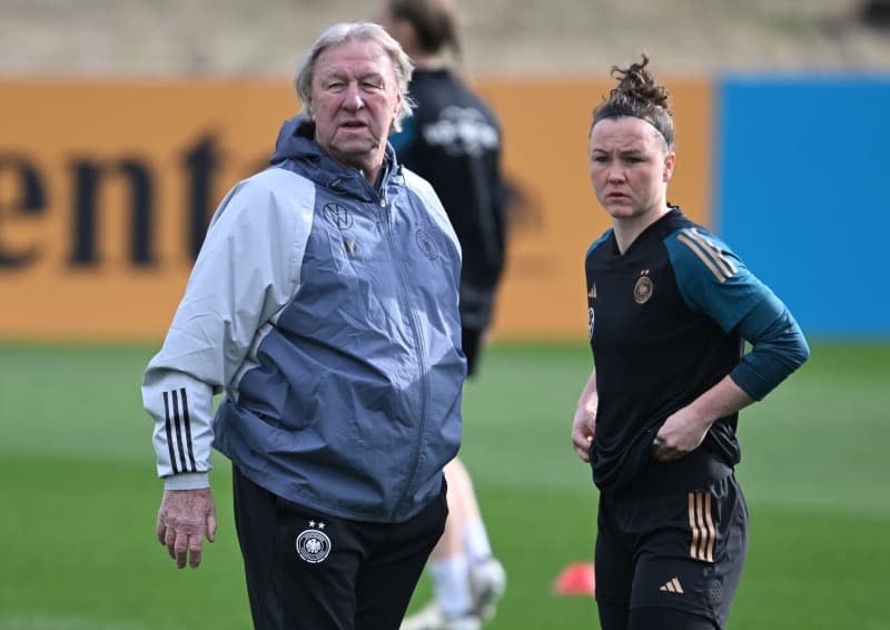 Germany's National coach Horst Hrubesch talks to Marina Hegering during the women's national team training session on the DFB campus, ahead of the Nations League semi-final against France. Arne Dedert/dpa