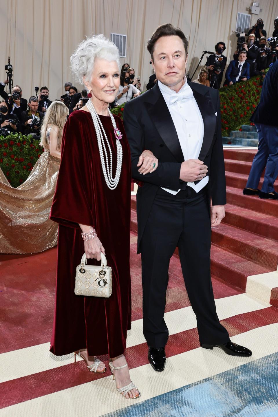 Elon Musk arrives at 2022 Met Gala with his mother, Maye Musk (Getty Images)