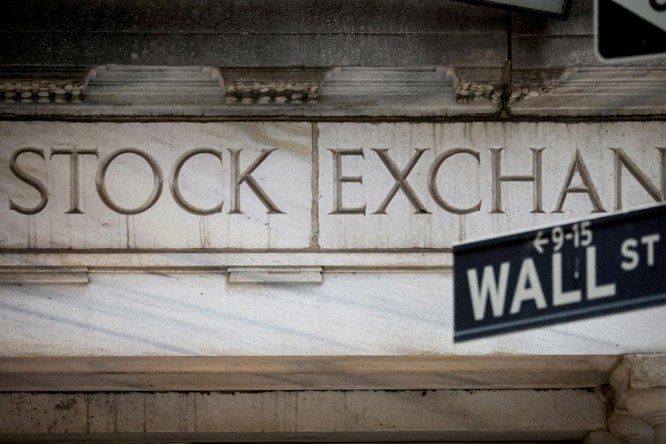 ファイル写真：2022年11月15日、米国ニューヨーク市にあるニューヨーク証券取引所（NYSE）のウォール街入口。ロイター/Brendan MacDiarmid/ファイル写真