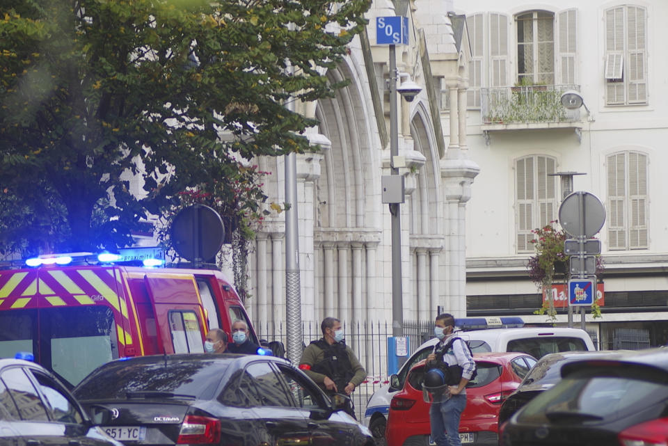 Policías franceses de pie junto a la iglesia de Notre Dame tras un ataque con arma blanca en Niza, Francia, el jueves 29 de octubre de 2020. (AP Foto/Alexis Gilli)