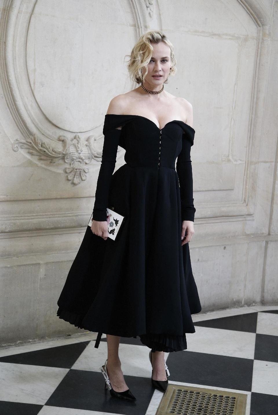 Diane Kruger posa en una sesión fotográfica previa al desfile de la colección de alta costura de Christian Dior primavera verano 2017 en París, el lunes 23 de enero de 2017. (Foto AP/Thibault Camus)