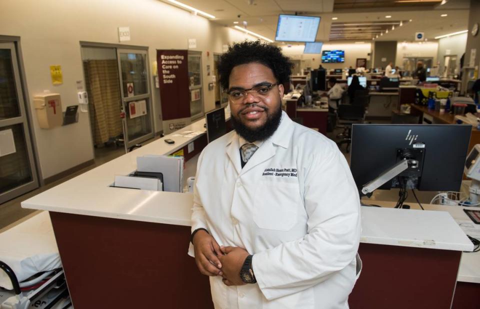 El Dr. Abdullah Pratt, médico de emergencias de UChicago Medicine que perdió a su hermano por la violencia con armas de fuego.