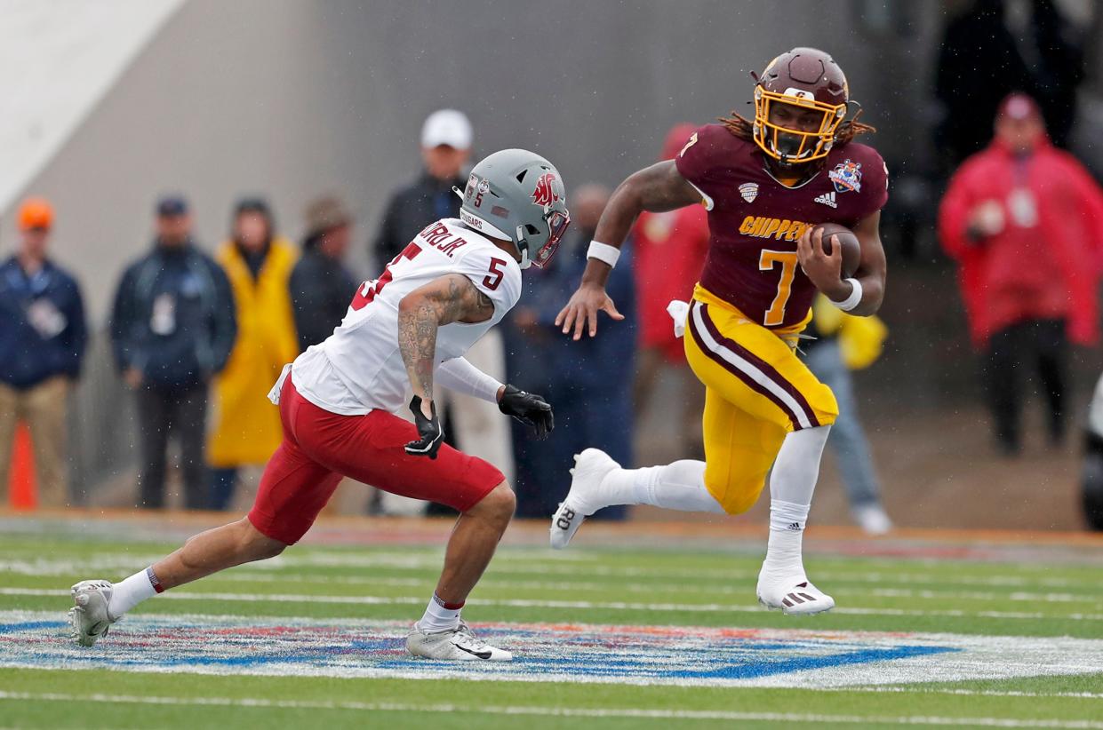 Central Michigan running back Lew Nichols (7) tries to evade Washington State defensive back Derrick Langford Jr. (5) during the first half of the Sun Bowl NCAA college football game in El Paso, Texas, Friday, Dec. 31, 2021.
