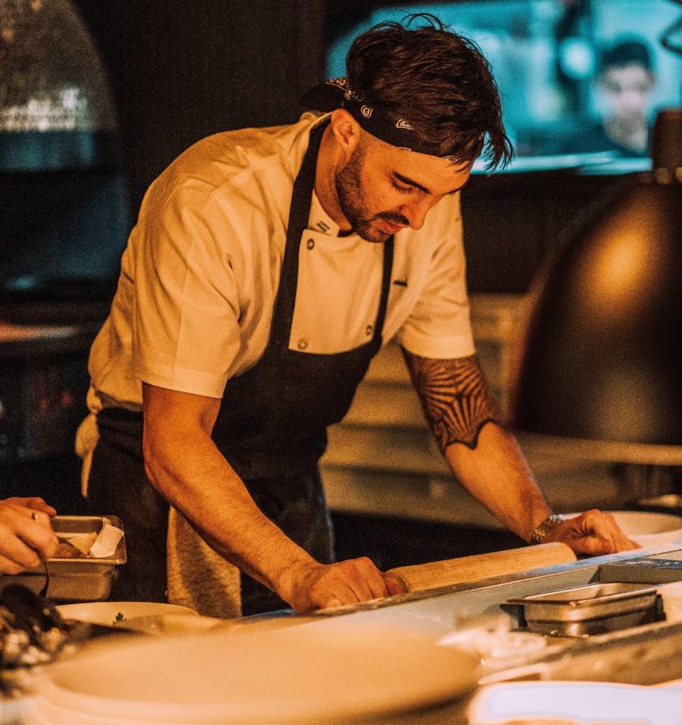 El chef Calvin Daniele trabajando en la cocina del restaurante Log, en Wynwood.