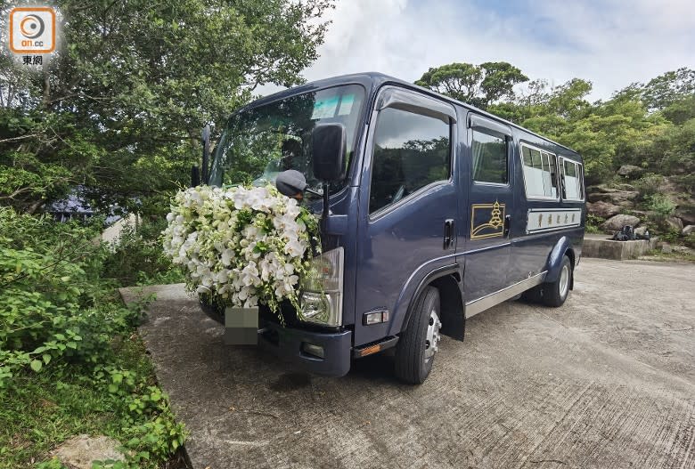 靈車以白色鮮花作布置。