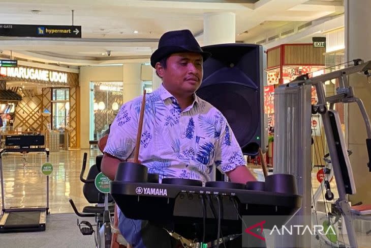 Koste Band tampil memukau membawakan sejumlah lagu di Mal Pejaten, Jakarta, Rabu (16/11/2022). ANTARA/Luthfia Miranda Putri