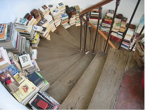 Got a large staircase and don’t mind a bit of a organised chaos? Pile your books on the stairs for a rustic and homely vibe. [Photo: Pinterest]