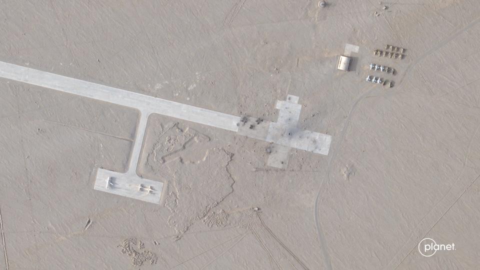 A satellite image of Chinese mockups of US aircraft in the Taklamakan Desert.