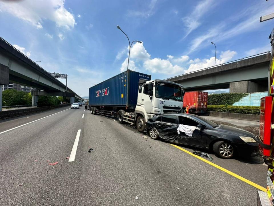 國道1號16日發生4車撞擊車禍，其中一輛紅車被擠去護欄，車上夫妻雙亡。民眾提供