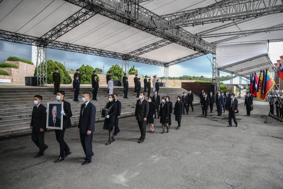 總統蔡英文隨後也跟隨在李登輝家屬隊伍後方步入會場。（軍聞社提供）