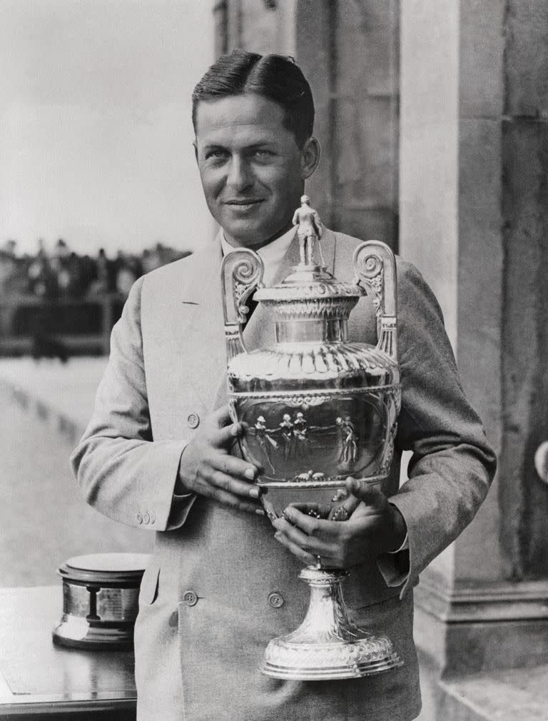  Bobby Jones sosteniendo su copa de la victoria, emblema de su victoria en el Campeonato Británico de Golf Amateur en St. Andrews (1930), cuando venció a Roger Wethered, la estrella británica por 7 y 6.