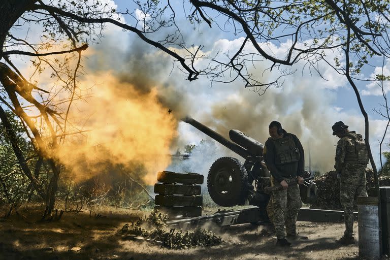 Soldados ucranianos disparan un cañón cerca de Bakhmut. (AP Photo/Libkos)