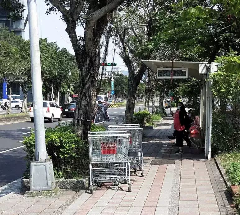 ▲位於零售業一級戰場的公車站，經常可見被遺棄的推車在等公車。（圖／取自爆怨公社）