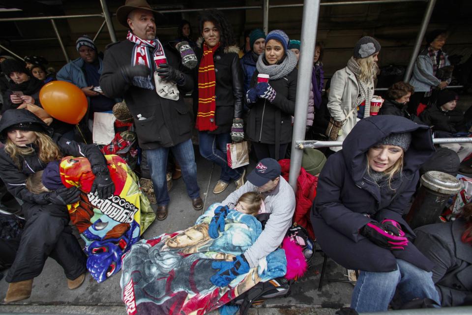 People wait the start of the Macy's Thanksgiving Day Parade in New York, November 27, 2014. REUTERS/Eduardo Munoz (UNITED STATES - Tags: SOCIETY)