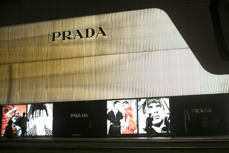 <p>Neben den Franzosen sind auch die Italiener ganz vorne mit dabei, wenn es um Luxusmarken geht. Prada ist eines der berühmtesten italienischen Labels und hat sich insbesondere einen Namen für seine Handtaschen und Schuhe gemacht. Mit einem geschätzten Marktwert von 4,138 Milliarden Euro rangiert das Modehaus mit Sitz in Mailand auf Platz sieben. </p>