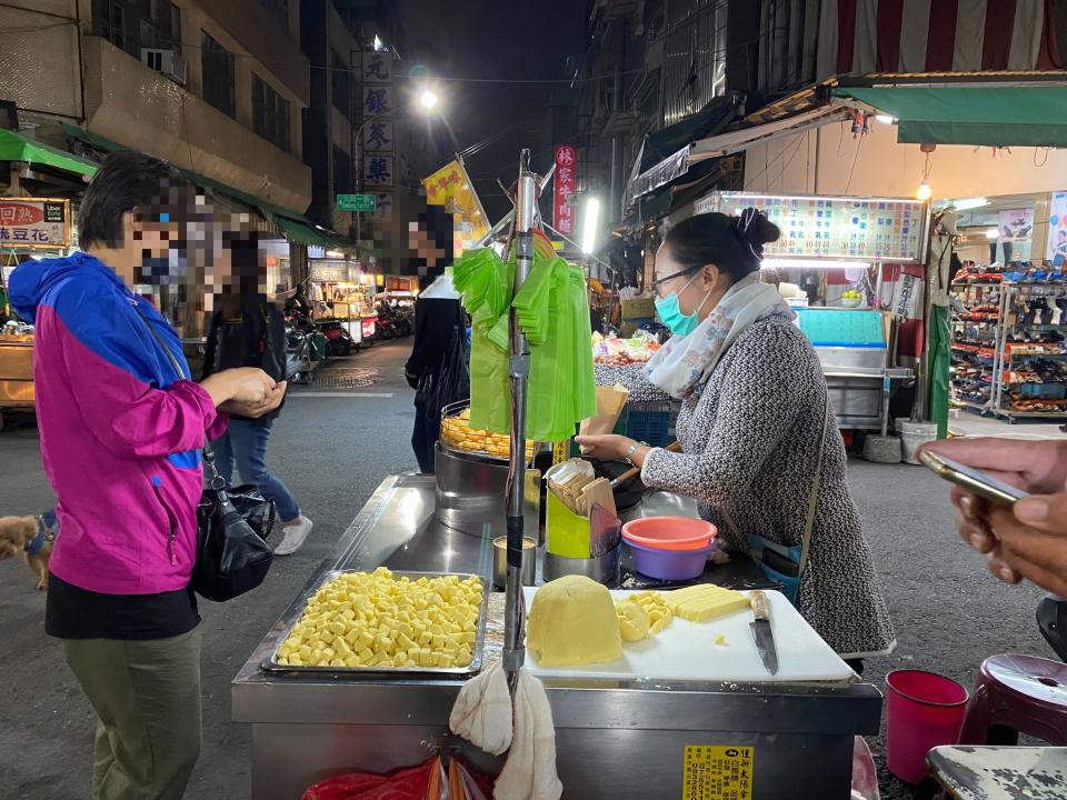 李爸爸不斷摸索製作方式，最後成為南華商圈老字號。（圖／東森新聞）