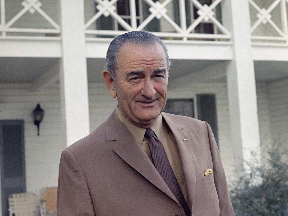 Anstößig wird es bei Präsident Lyndon B. Johnson. Er bezeichnete seinen Penis gerne als “Jubo” und zeigte ihn jedem, der das Weiße Haus betrat. Außerdem berief er gerne Meetings ein, während denen er mit offener Tür auf der Toilette saß. (Bild-Copyright: AP Photo)