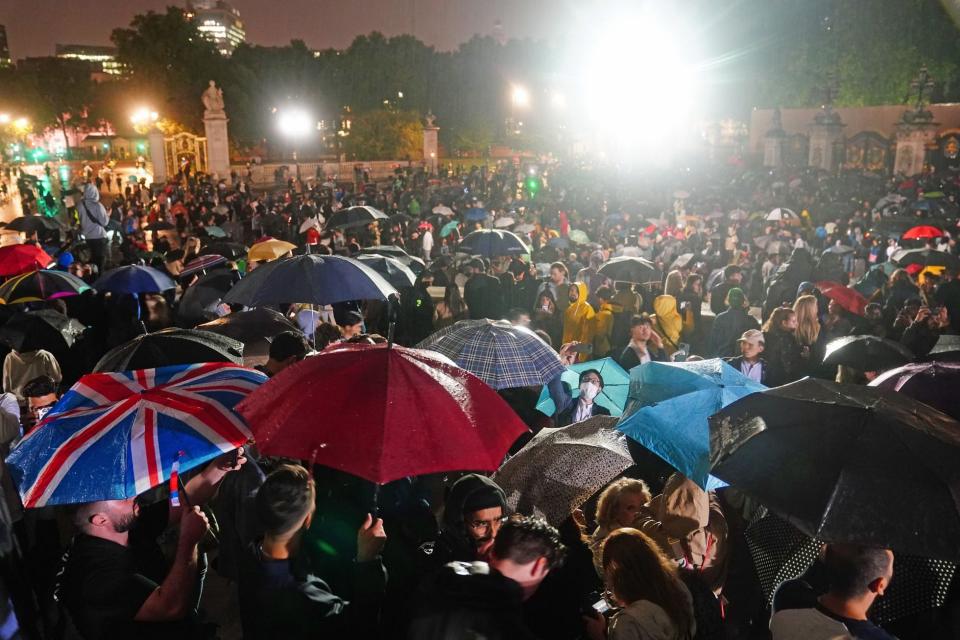 una multitud se concentra en los alrededores del palacio de buckingham tras la muerte de isabel ii