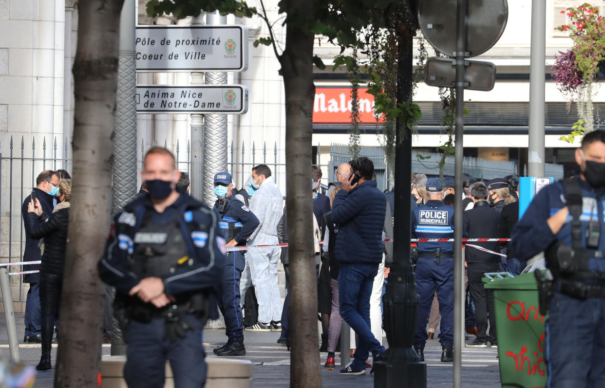 Polizisten am Tatort in Nizza (Bild: Valery Hache/AFP)