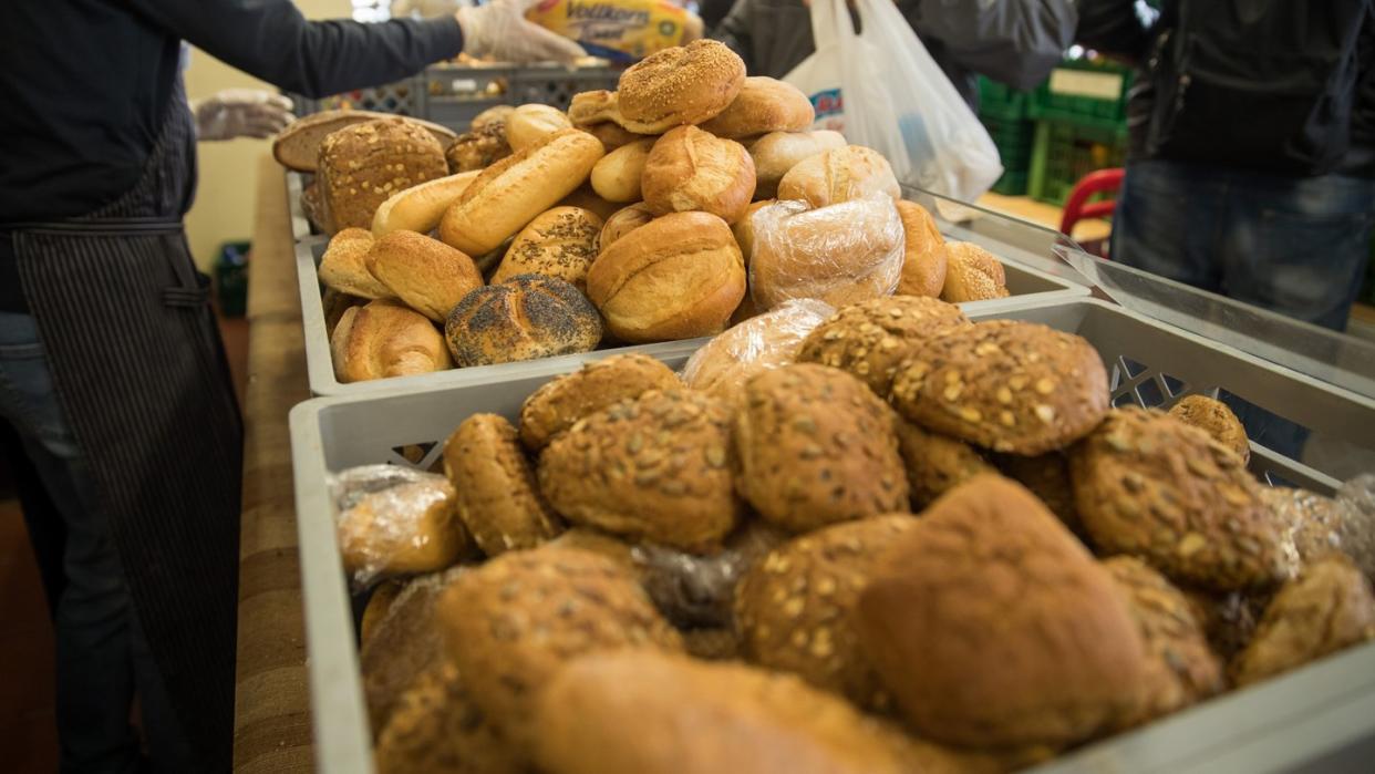 Ehrenamtliche Tafel-Mitarbeiter bei der Verteilung von Brötchen.