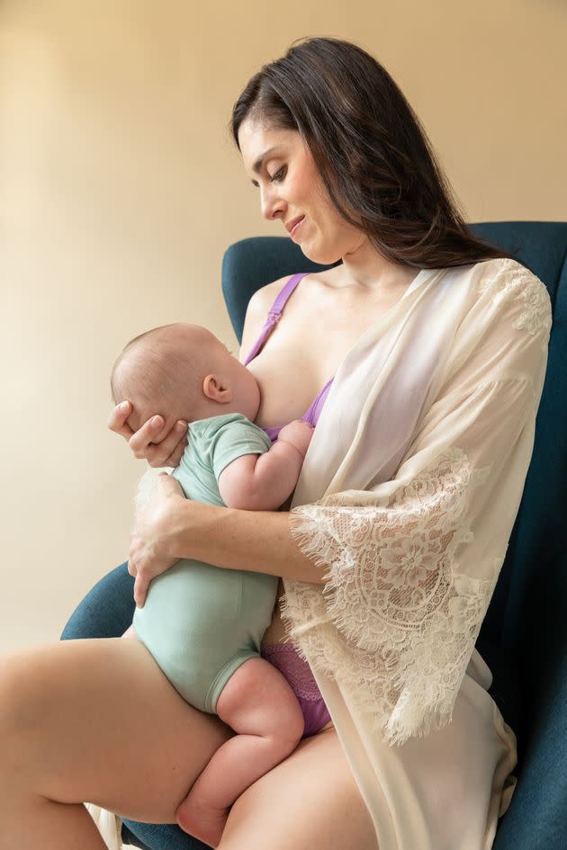 6 Breastfeeding Positions (With Photos) To Try If You're New To This Whole  Shebang