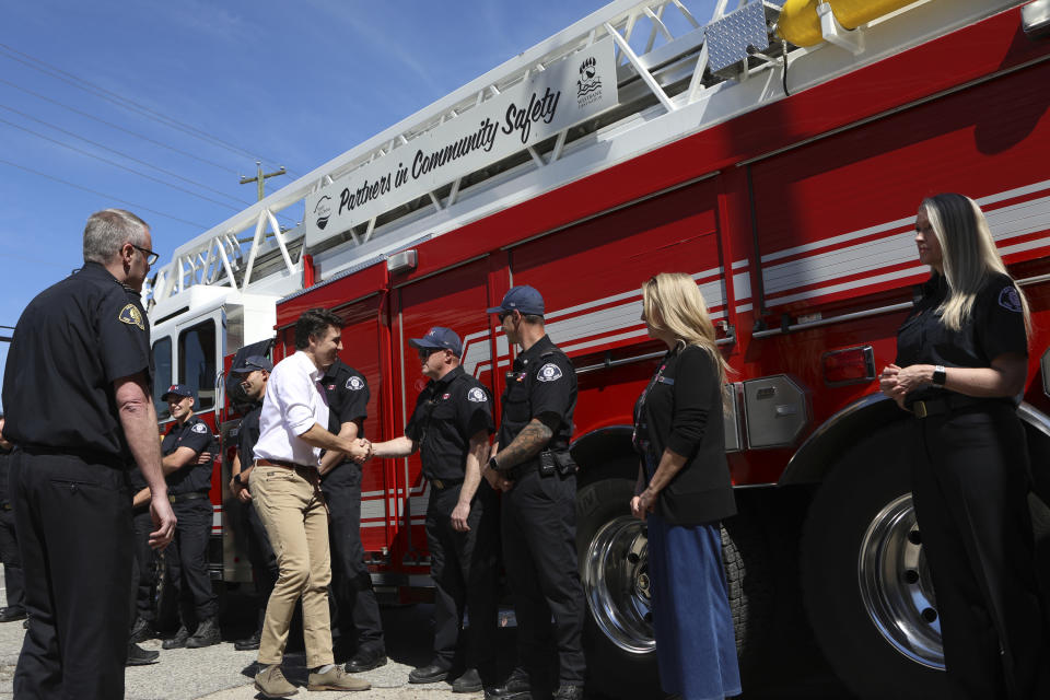 El primer ministro de Canadá, Justin Trudeau, se reúne con bomberos en el recinto de bomberos de West Kelowna, en Columbia Británica, Canadá, el viernes 10 de mayo de 2024. (Aaron Hemens/The Canadian Press via AP)