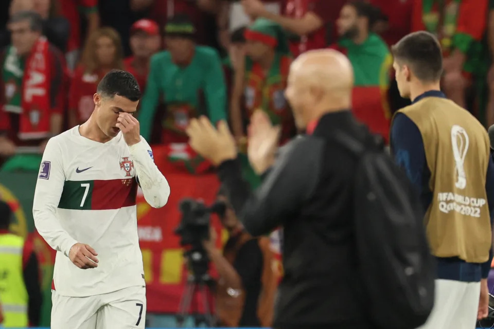 Cristiano Ronaldo sai de campo após eliminação na Copa do Mundo. Foto: KARIM JAAFAR/AFP via Getty Images