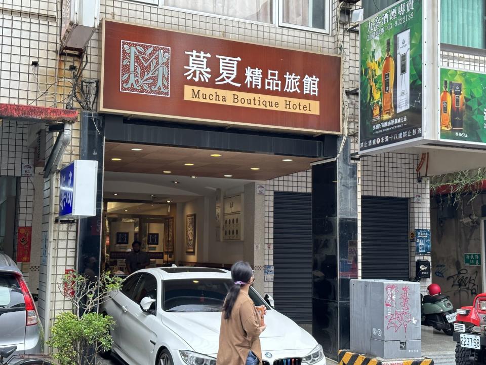 陳振坤涉助詐團藏匿洋酒，檢調在宜蘭市慕夏精品旅館查出，該旅館登記在陳振坤兒子名下。林泊志攝