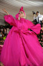 Look 1: Das Mantelkleid von Brandon Maxwell, mit dem sich Lady Gaga auf dem rosafarbenen Teppich der Met Gala zeigt, ist beeindruckend – keine Frage. Kaum zu glauben, dass es noch spektakulärer wird… (Bild: Getty Images)