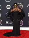 <p>Rapperin Cardi B führte bei dern American Music Awards als Moderatorin durch den Abend und wollte sich den wohl aufsehenerregendsten Auftritt nicht nehmen lassen: die Accessoires - goldene Maske, goldene Krallen und schwarzer Schleier - machten das Schiaparelli-Dress zu einem Hingucker.</p> 