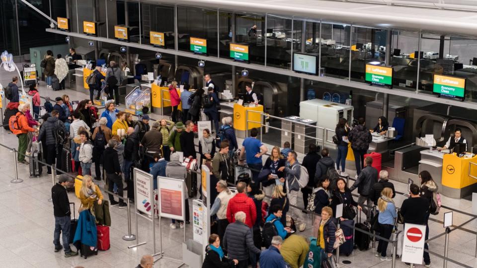 Lange Schlangen vor den Lufthansa-Schaltern am Münchner Flughafen.