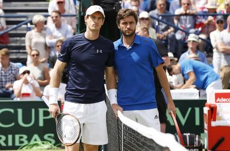 Tennis - Great Britain v France - Davis Cup World Group Quarter Final - Queen?s Club, London - 19/7/15 Great Britain's Andy Murray and France's Gilles Simon pose before the match Action Images via Reuters / Andrew Boyers Livepic