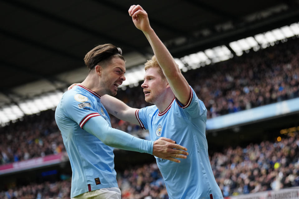 Kevin De Bruyne del Manchester City celebra con su compañero Jack Grealish tras anotar el segundo gol de su equipo en el encuentro ante el Liverpool en la Liga Premier el sábado primero de abril del 2023. (AP Foto/Jon Super)