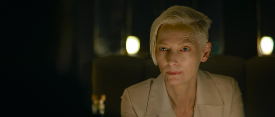 蒂妲史雲頓演出大衛芬奇執導的新片《殺手》。（圖／Netflix）