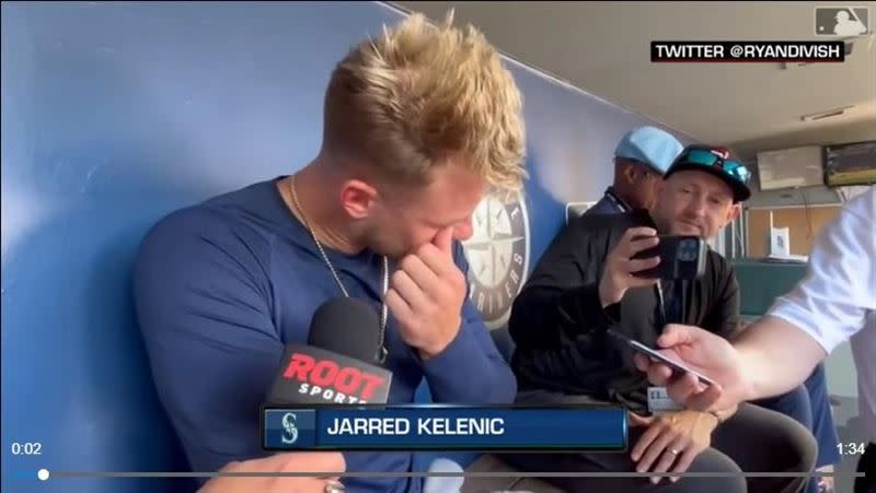 水手新秀凱蘭尼克（Jarred Kelenic）表現不好踢板凳區飲水機腳骨折，受訪時落淚。（圖／翻攝自MLB官網）