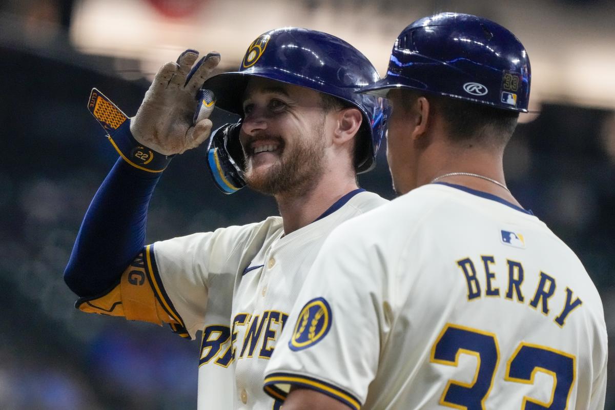 Brewers beat Phillies 6-2 in duel of NL division leaders