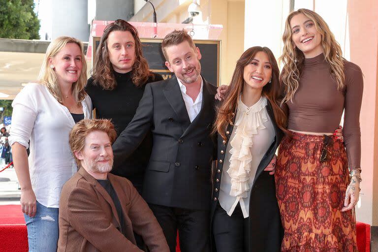 El actor posó con sus hermanos Rory y Quinn; la hija del rey del pop, Paris Jackson y su colega Seth Green 