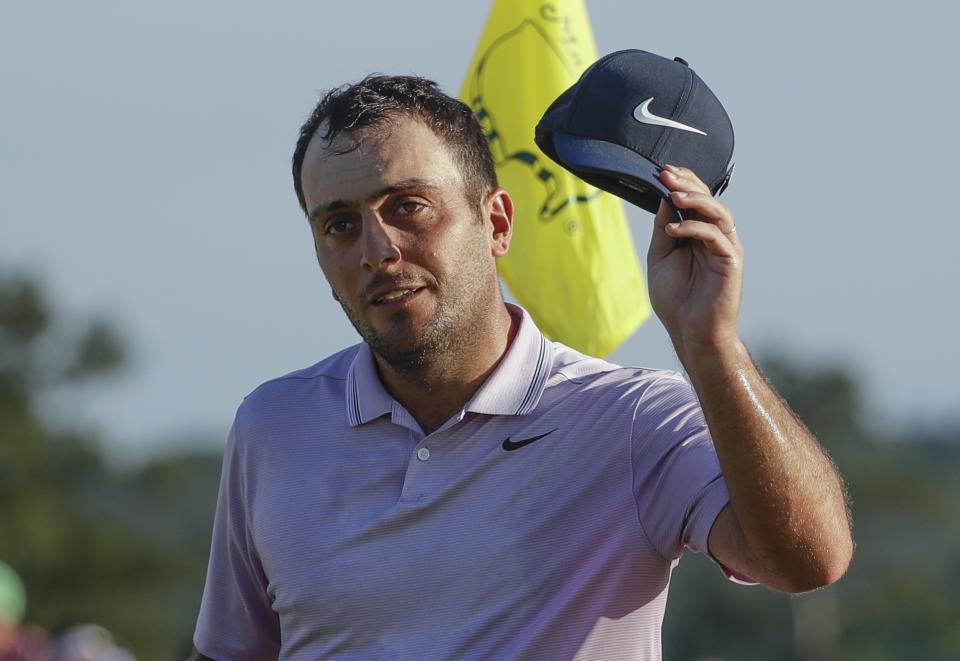 El italiano Francesco Molinari agradece los aplausos en el green del Hoyo 19 durante la tercera ronda del Masters el sábado 13 de abril de 2019 en Augusta, Georgia. (AP Foto/Chris Carlson)