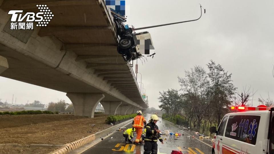 男子駕駛聯結車衝破護欄墜橋，現場相當驚悚。（圖／消防局提供）