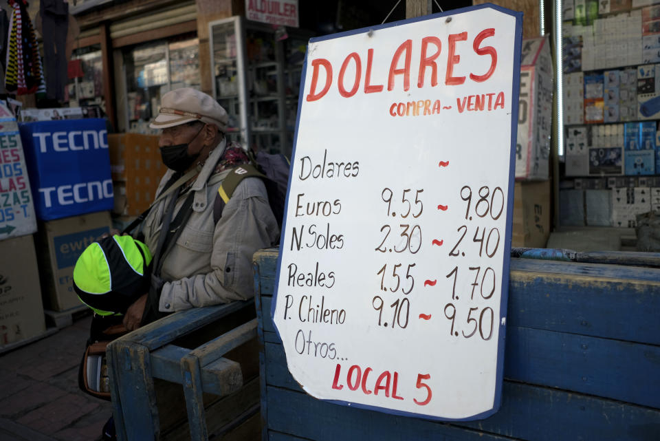Un cartel muestra los tipos de cambio en La Paz, Bolivia, el viernes 28 de junio de 2024, días después de que tropas del ejército irrumpieran en el palacio de gobierno en lo que el presidente Luis Arce llamó un intento de golpe de Estado. (Foto AP/Carlos Sánchez)