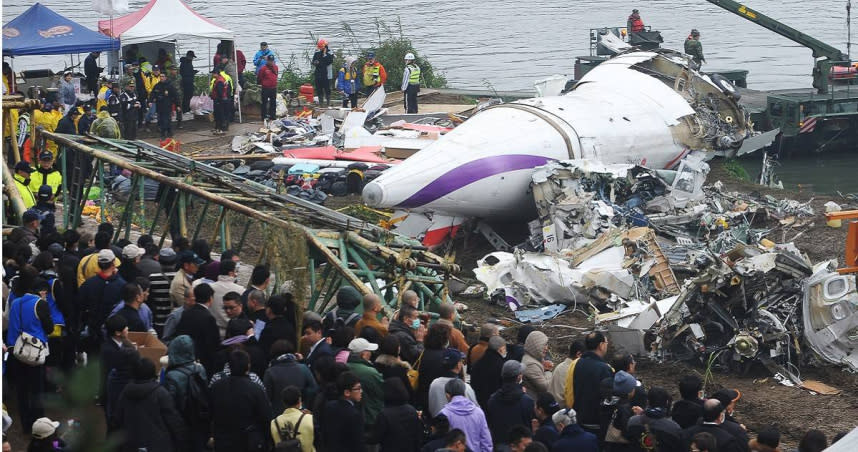 復興航空235號航班空難造成43人身亡，基隆河頓時成為人間煉獄，無數家庭因此破碎，卻給了施鳳嬌重生的機會。（圖／報系資料照）