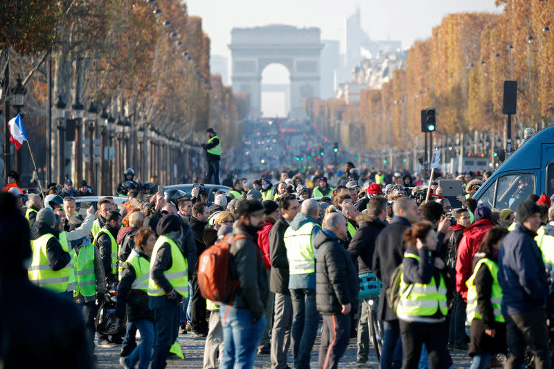 Une femme est morte à la suite d'un accident en marge d'une manifestation de "Gilets jaunes" en Savoie, a annoncé samedi le ministre de l'Intérieur, Christophe Castaner, évoquant quelque 2.000 opérations recensées sur tout le territoire. Les "Gilets jaunes" manifestent contre la hausse des taxes sur le carburant, une mobilisation protéiforme qui a pris de court gouvernement, partis politiques et syndicats. /Photo prise le 17 novembre 2018/REUTERS/Charles Platiau