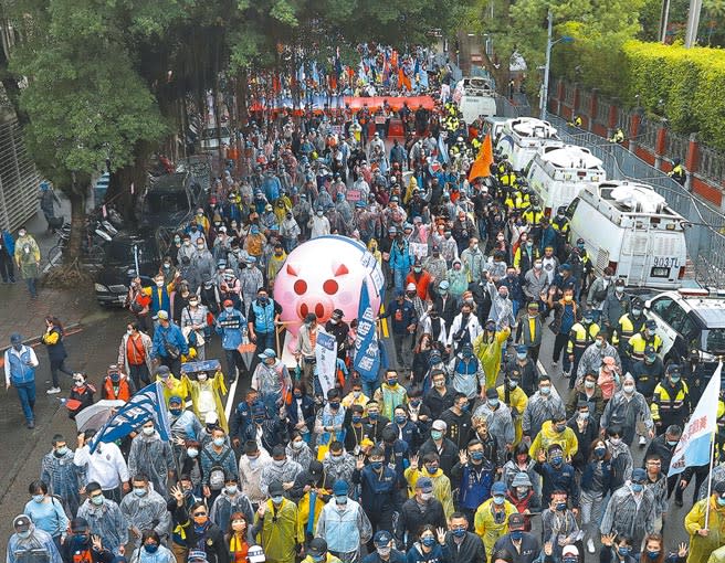 國民黨「我同意！YES大遊行」，12日與群眾扛著粉紅豬走上街頭，呼籲投下四個同意票，讓台灣更美麗。（劉宗龍攝）