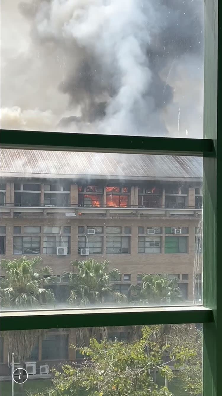 有學生拍下教室裡冒出火勢畫面。（圖／翻攝自PTT）