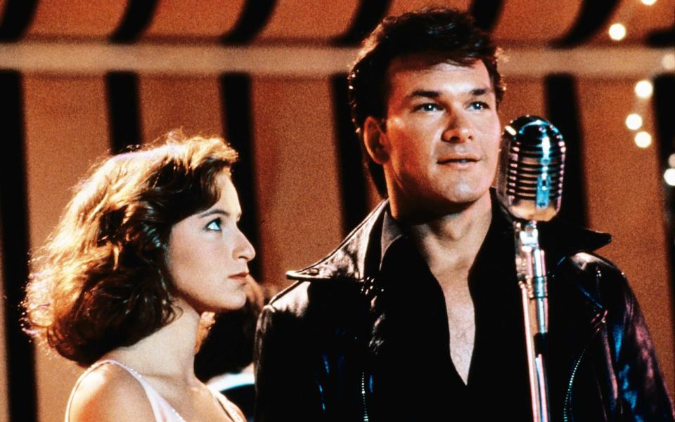 Pop-Sängerinnen und Rock'n'Roll-Idole, Kultfilm-Stars und Serien-Ikonen - und Johnny! (Patrick Swayze, Bild mit Jennifer Grey): Zu Ehren des "Dirty Dancing"-Stars, der am 18. August 70 geworden wäre, präsentiert unsere Galerie die größten Teenie-Ikonen aller Zeiten! (Bild: Vestron Pictures)