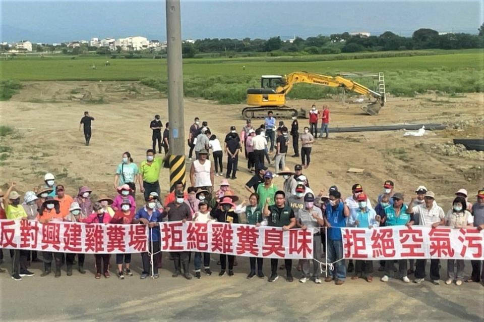 後壁居民舉白布條，抗議畜牧業者在無米樂附近興建蛋雞場。（民眾提供）