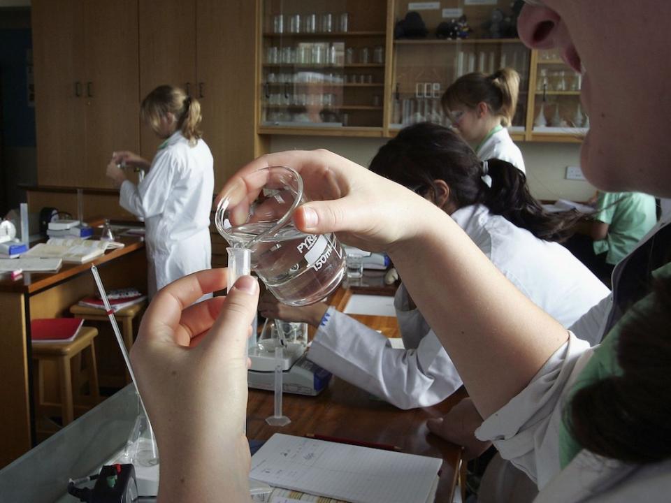 Schülerinnen und Schüler im Chemie-Unterricht