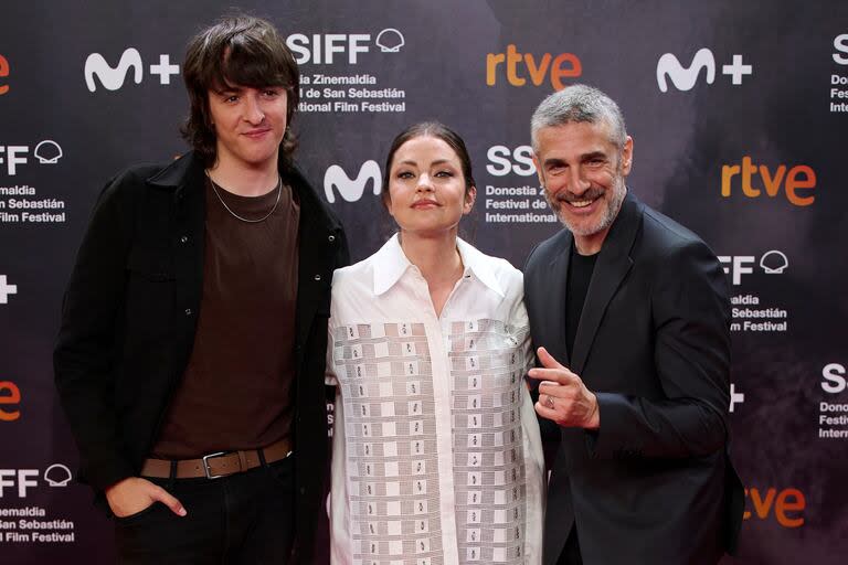 Dolores Fonzi junto a los actores Toto Rovito y Leonardo Sbaraglia, en la edición 2023 del Festival de San Sebastián, España