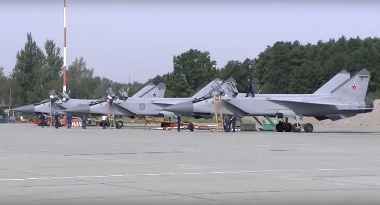 El Ministerio de Defensa ruso difundió imágenes de tres cazas MiG-31 en la base aérea de Chkalovsk, en Kaliningrado